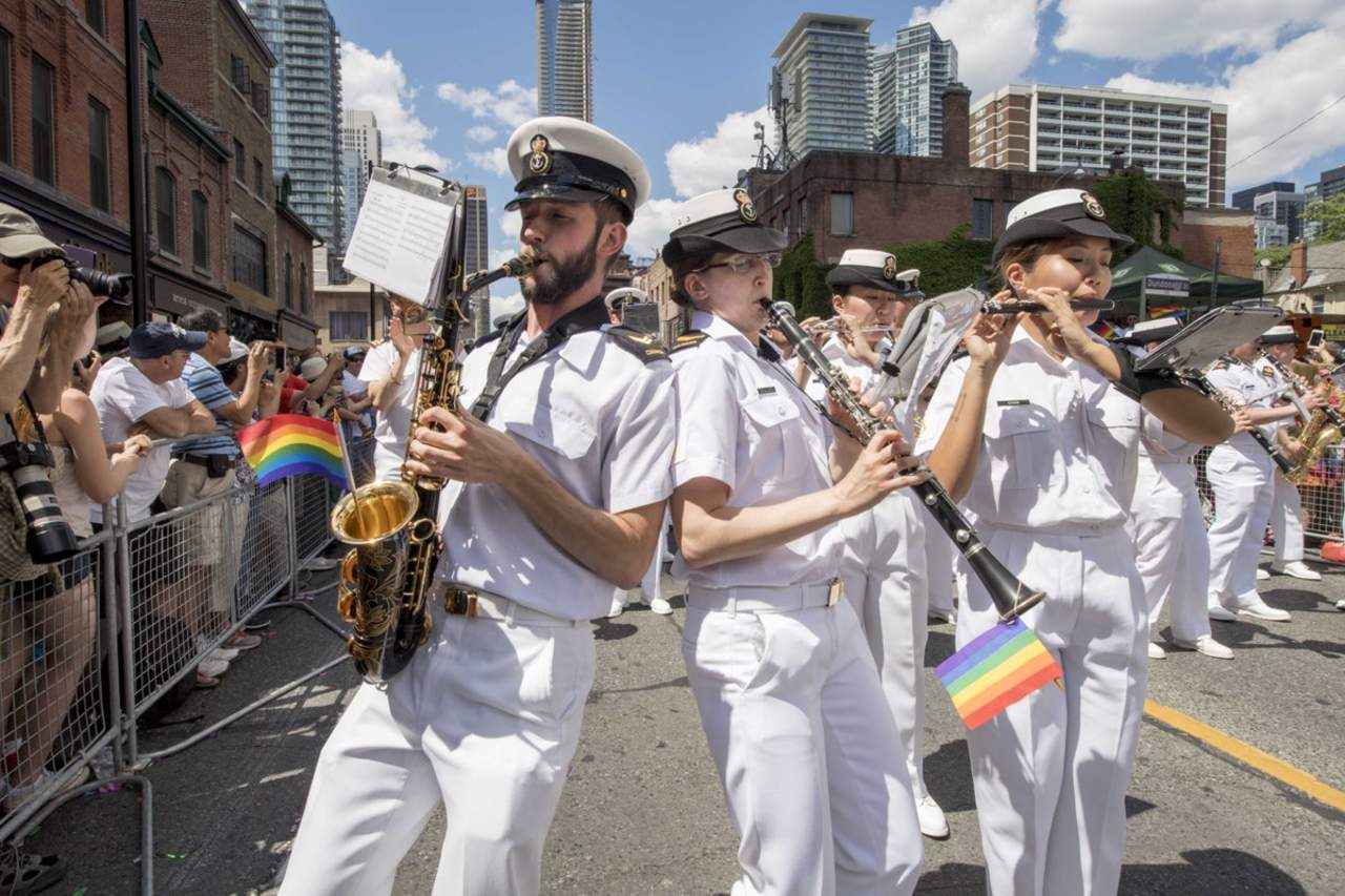 El texto estaba acompañado por una foto de la Banda de la Marina Real Canadiense desfilando en una de las celebraciones del Día del Orgullo Gay en Toronto, el mayor de su género que se realiza en el continente americano. (TWITTER)