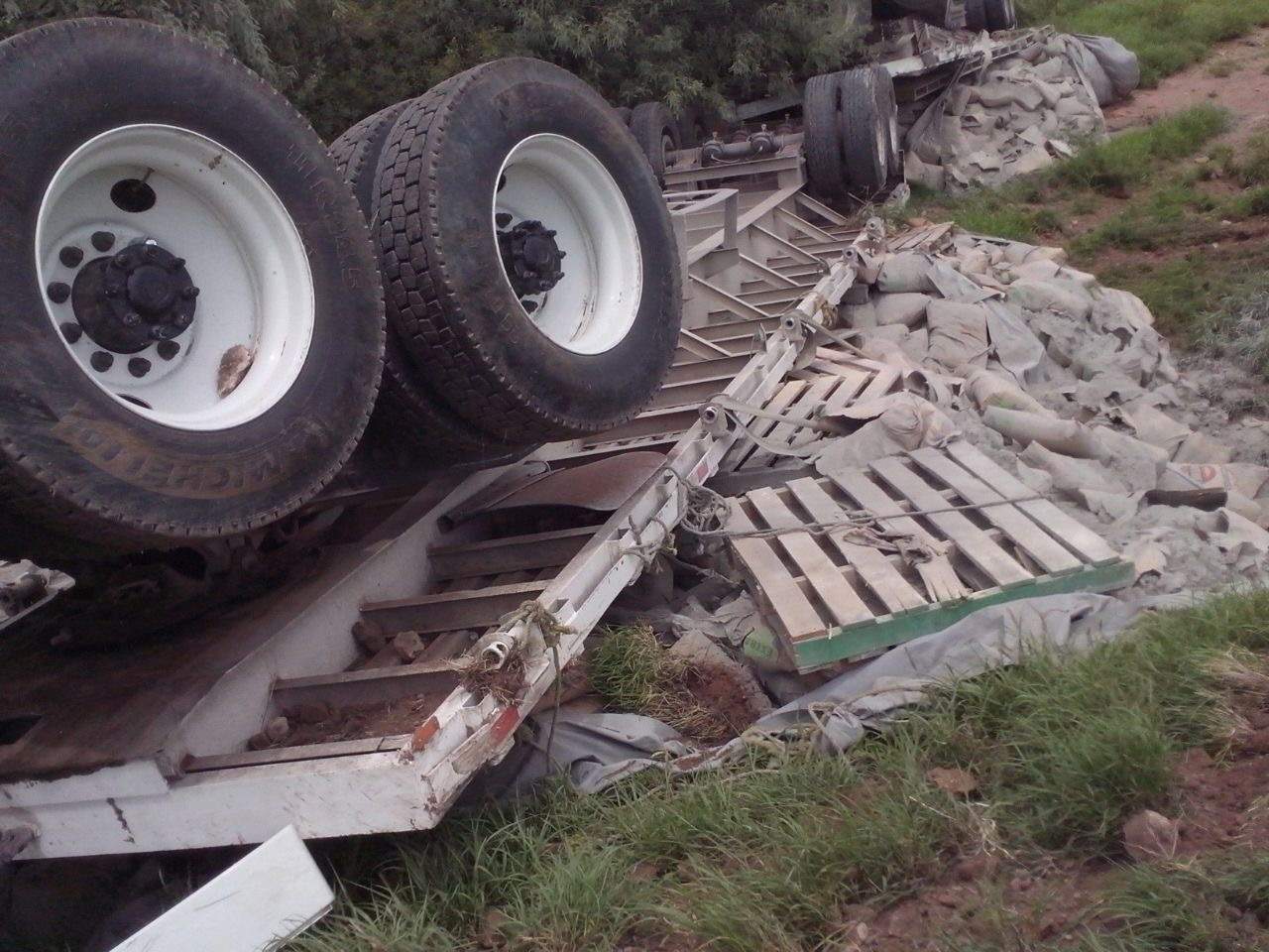 La carga consistente en varias toneladas de bultos de cemento quedó regada fuera de la carretera. (EL SIGLO DE TORREÓN)