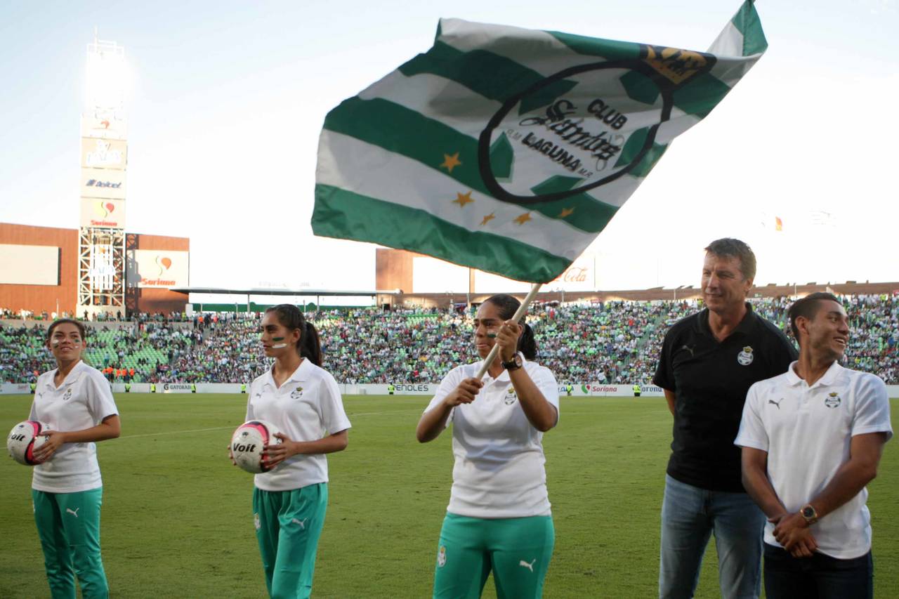 Las jugadores del equipo femenil, estuvieron acompañadas por elementos del primer equipo y el Director de Fuerzas Básicas. (Santos Laguna)