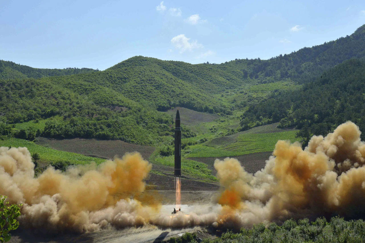 Corea del Norte efectuó este viernes el lanzamiento de un misil balístico que cayó en el mar, en la zona económica exclusiva de Japón. (ARCHIVO)