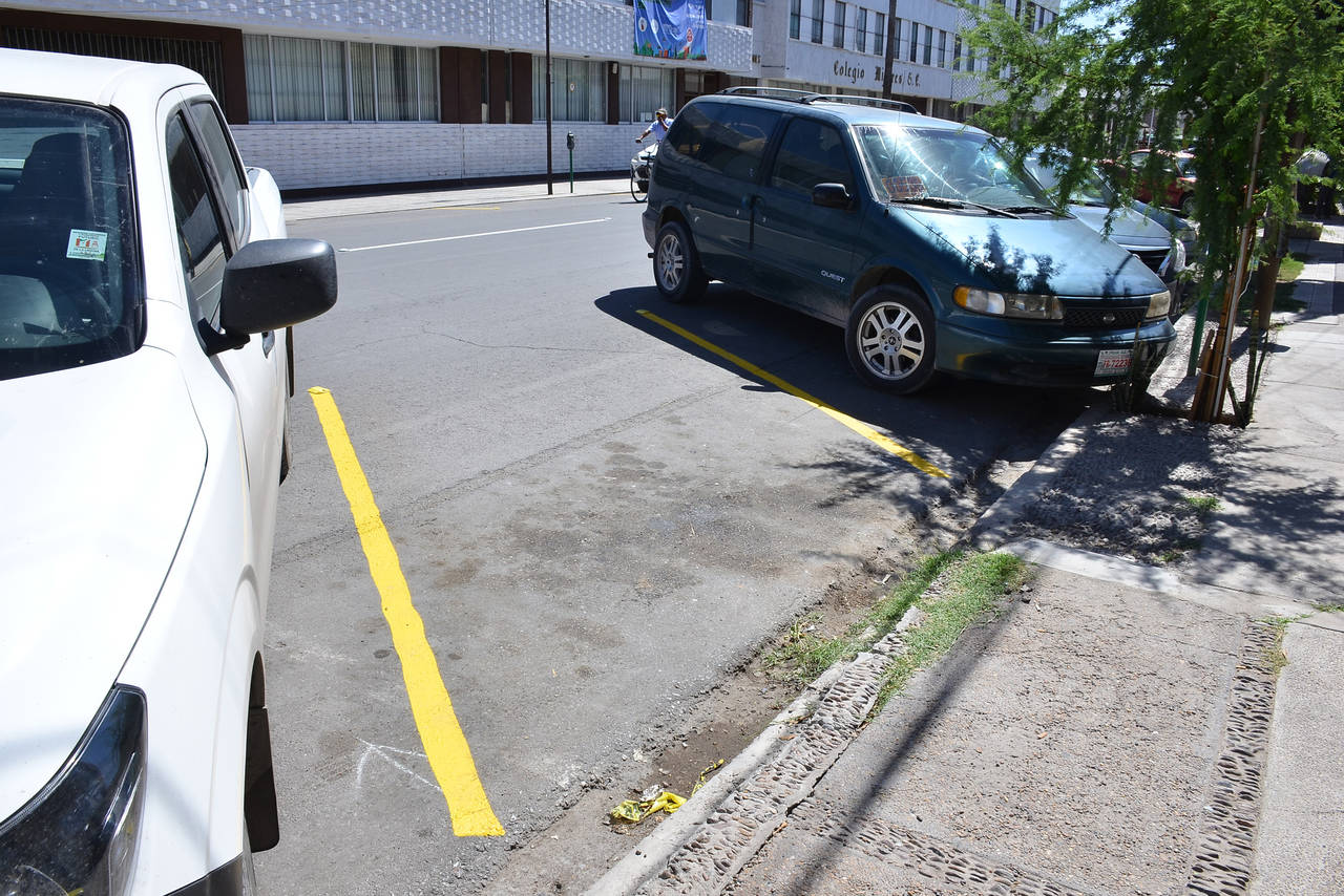 Primero el coche. El estacionamiento en batería sobre la Matamoros es una concesión más para los automóviles, aseguran. (EL SIGLO DE TORREÓN)