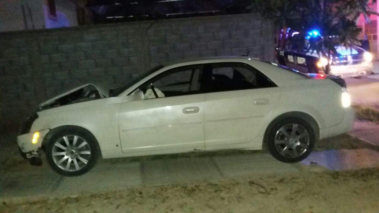 El vehículo blanco fue abandonado en una cochera de la colonia Residencial del Nazas de Torreón. (EL SIGLO DE TORREÓN)