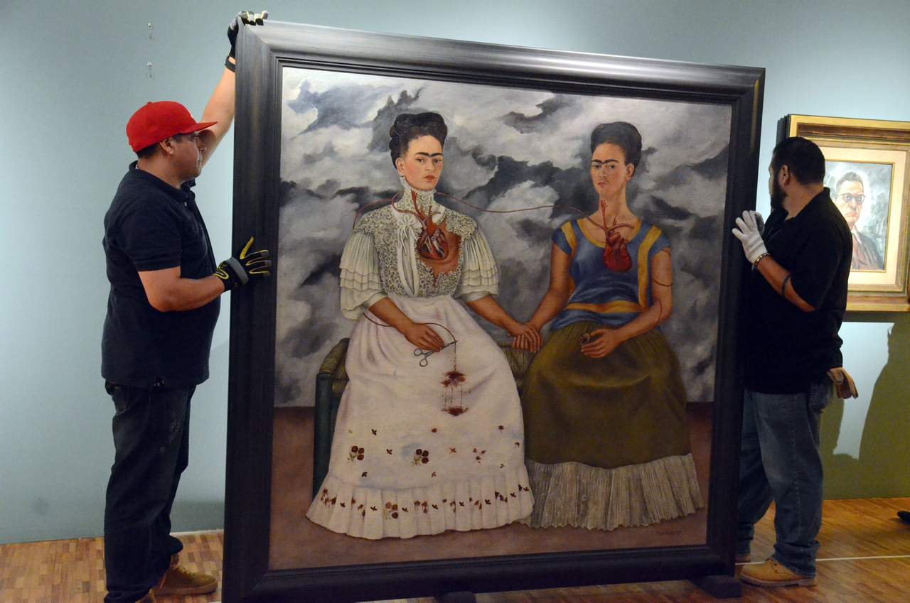 Las dos Fridas es un cuadro que muestra las diversas facetas de la pintora mexicana. (ARCHIVO)