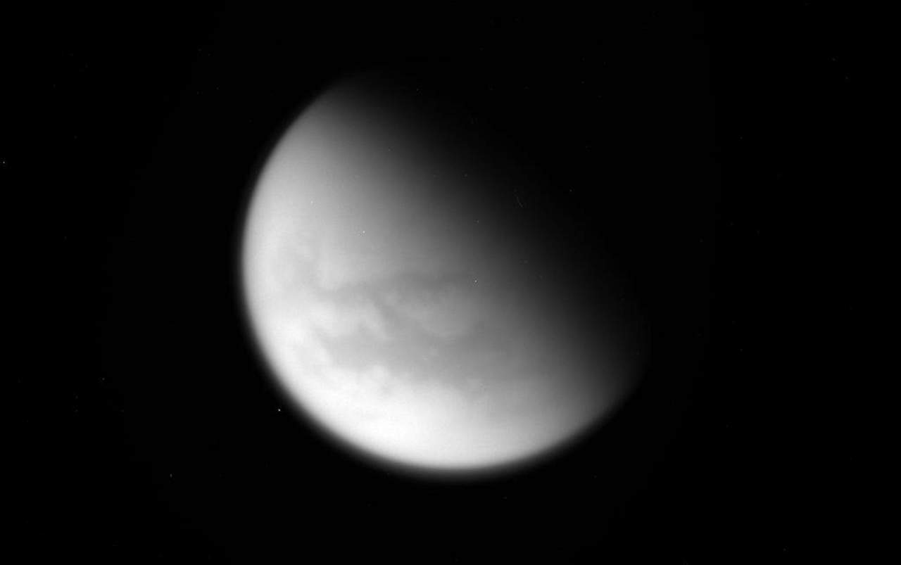Identificaron en Titán, una luna de Saturno, grandes cantidades de moléculas de acrilonitrilo que podrían formar membranas plasmáticas y, por lo tanto, vida. (EFE)