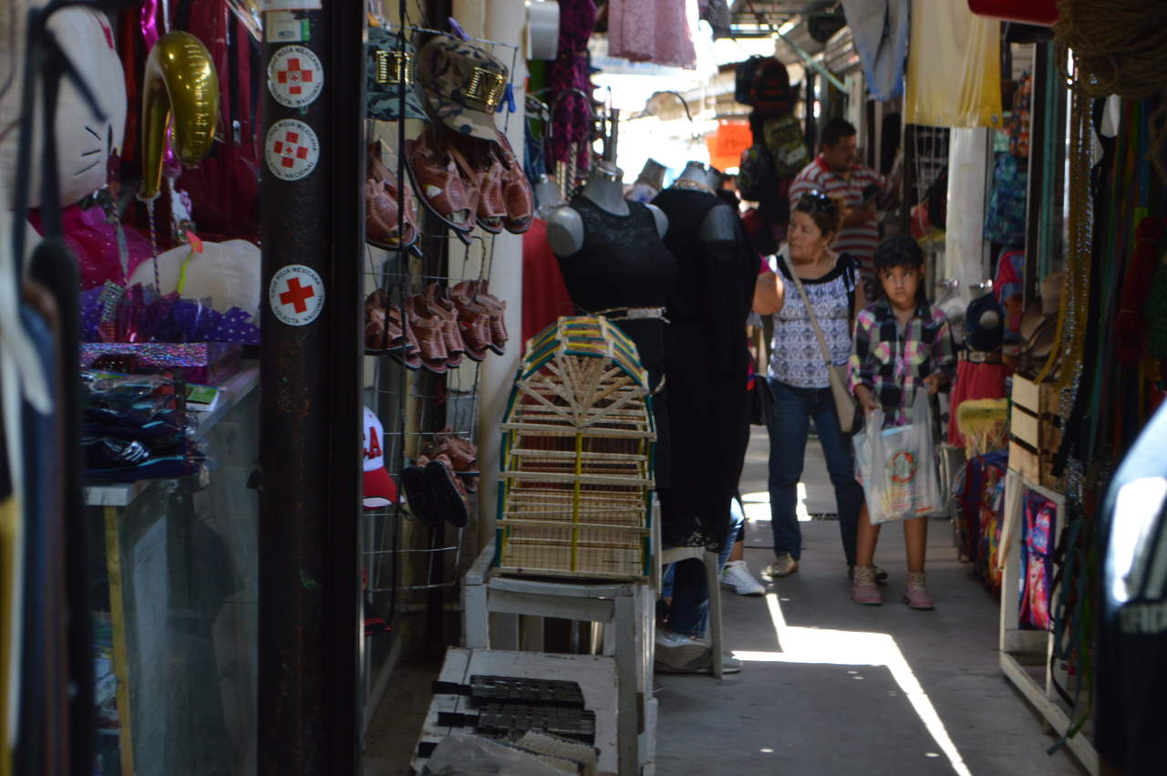 Barrios indicó que son alrededor de 70 miembros agremiados al Mercado Hidalgo, en su mayoría vendedores de alimentos y otros perecederos que requieren de un consumo diario para poder mantenerse mes con mes. (EL SIGLO DE TORREÓN)