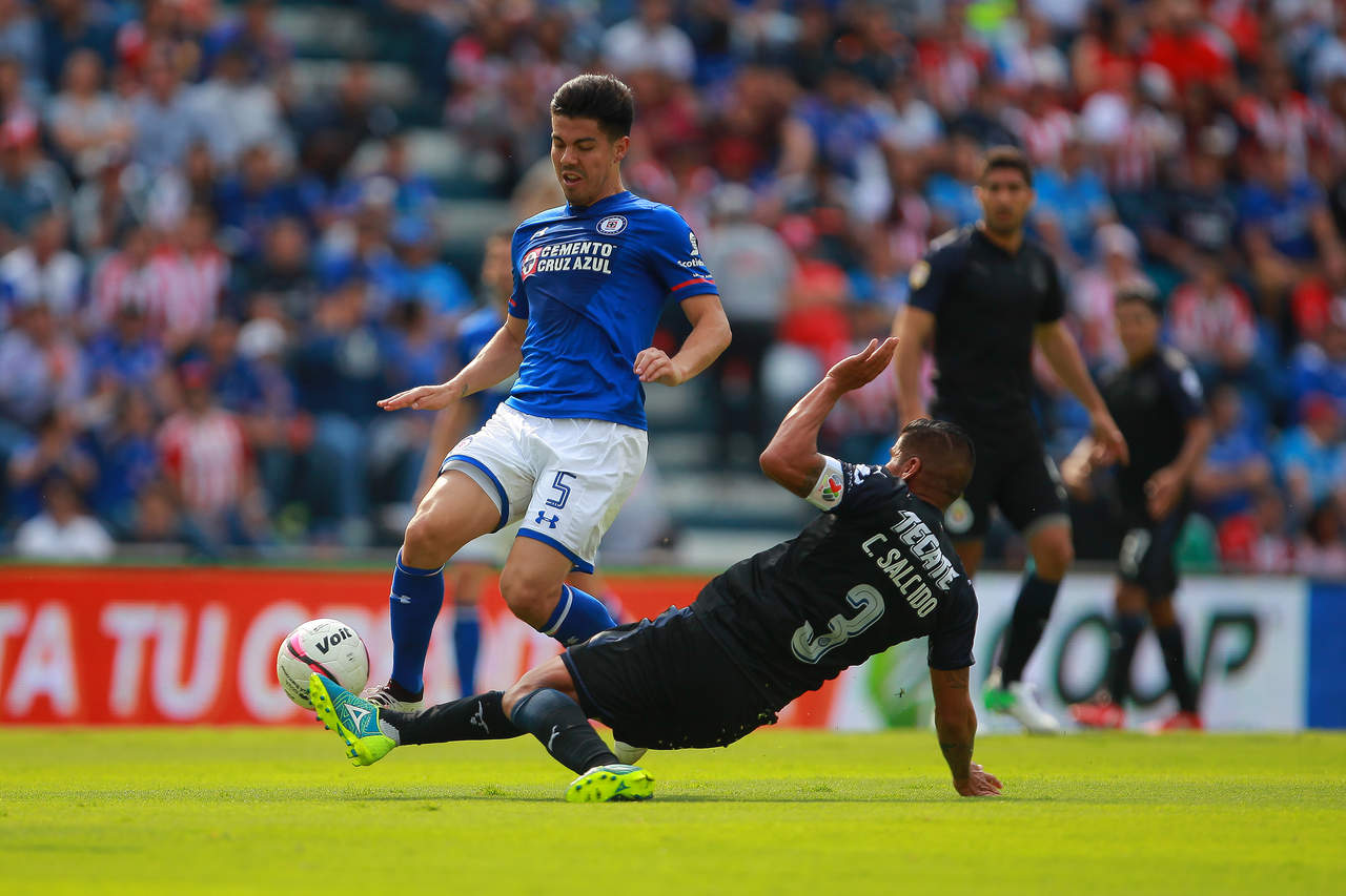 Cruz Azul no pudo conservar la ventaja para lograr su segunda victoria del torneo y terminó empatando en casa a un gol con las Chivas. (Jam Media)