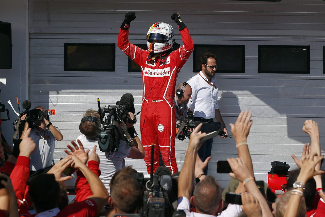 Vettel gana el Gran Premio de Hungría y retiene el liderato. (AP)