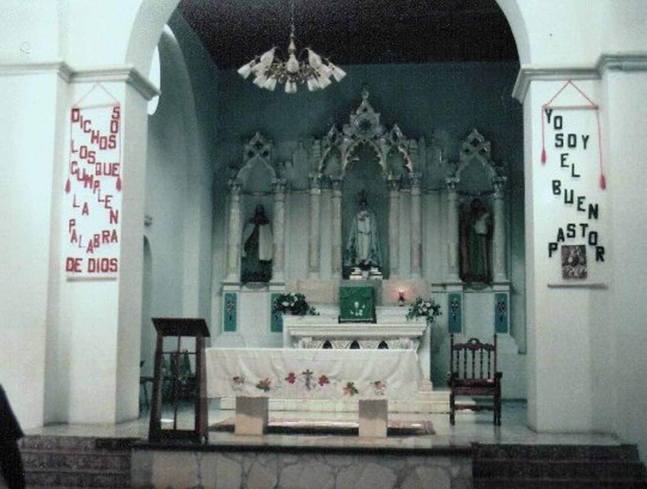 
Altar mayor de la Iglesia Parroquial de Viesca. La Virgen de la Luz. Señor San José y Santiago Apóstol. c.a. 1990.   
