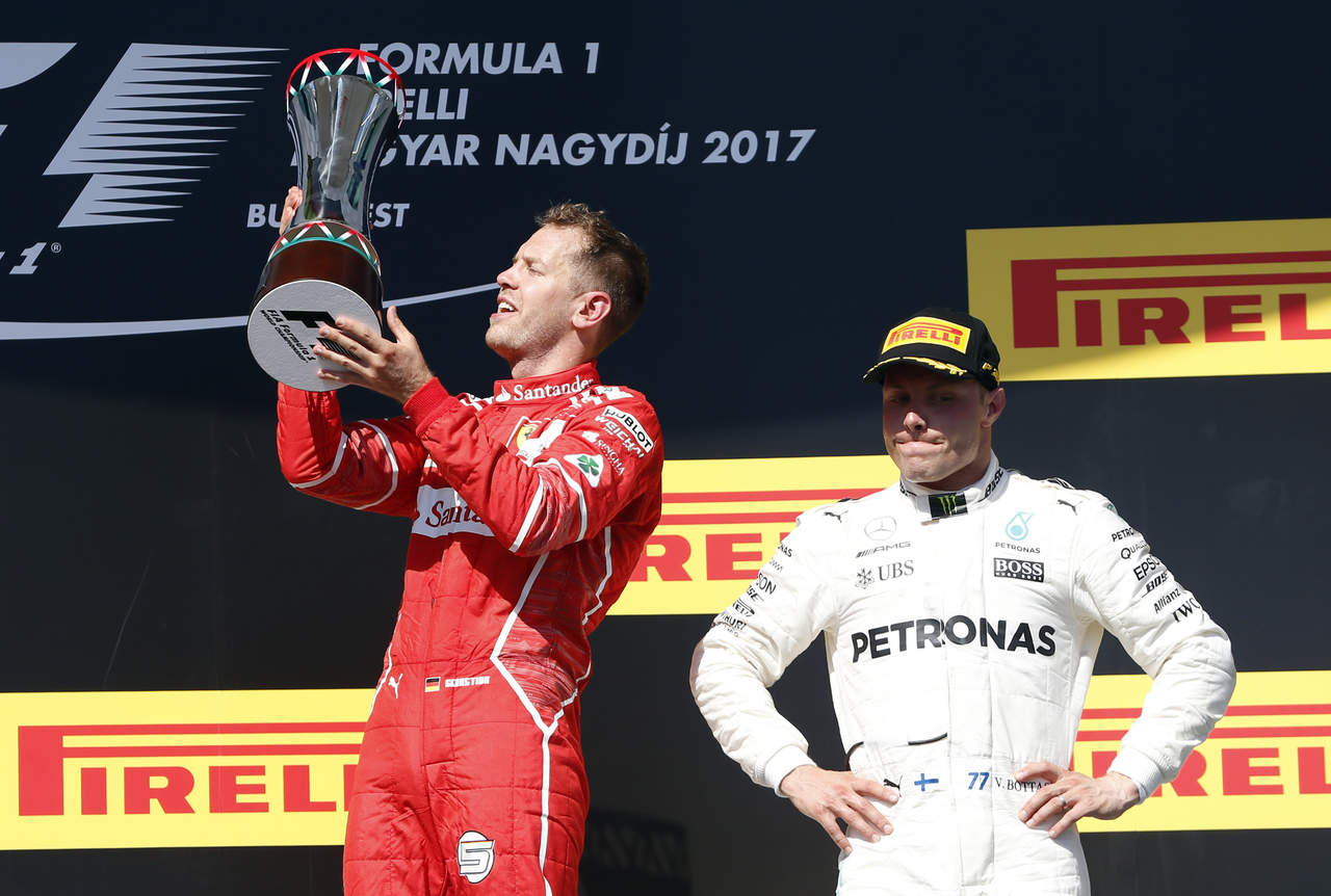 Sebastian Vettel ganó el Gran Premio de Hungría y aumentó la ventaja sobre Lewis Hamilton en el campeonato de pilotos. (AP)