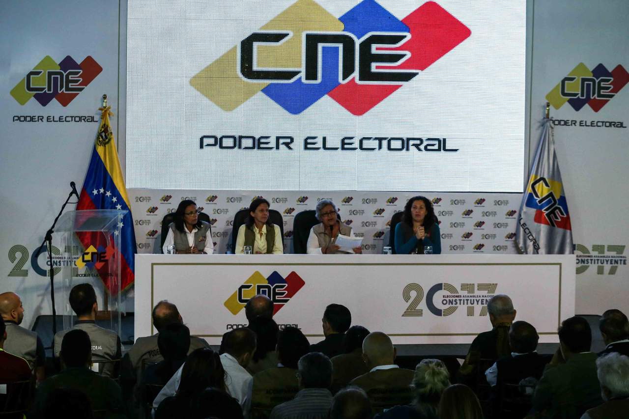 Lucena reveló los resultados después de haber extendido el horario de los centros de votación, sin haber anunciado antes el cierre de las mesas electorales. (EFE)
