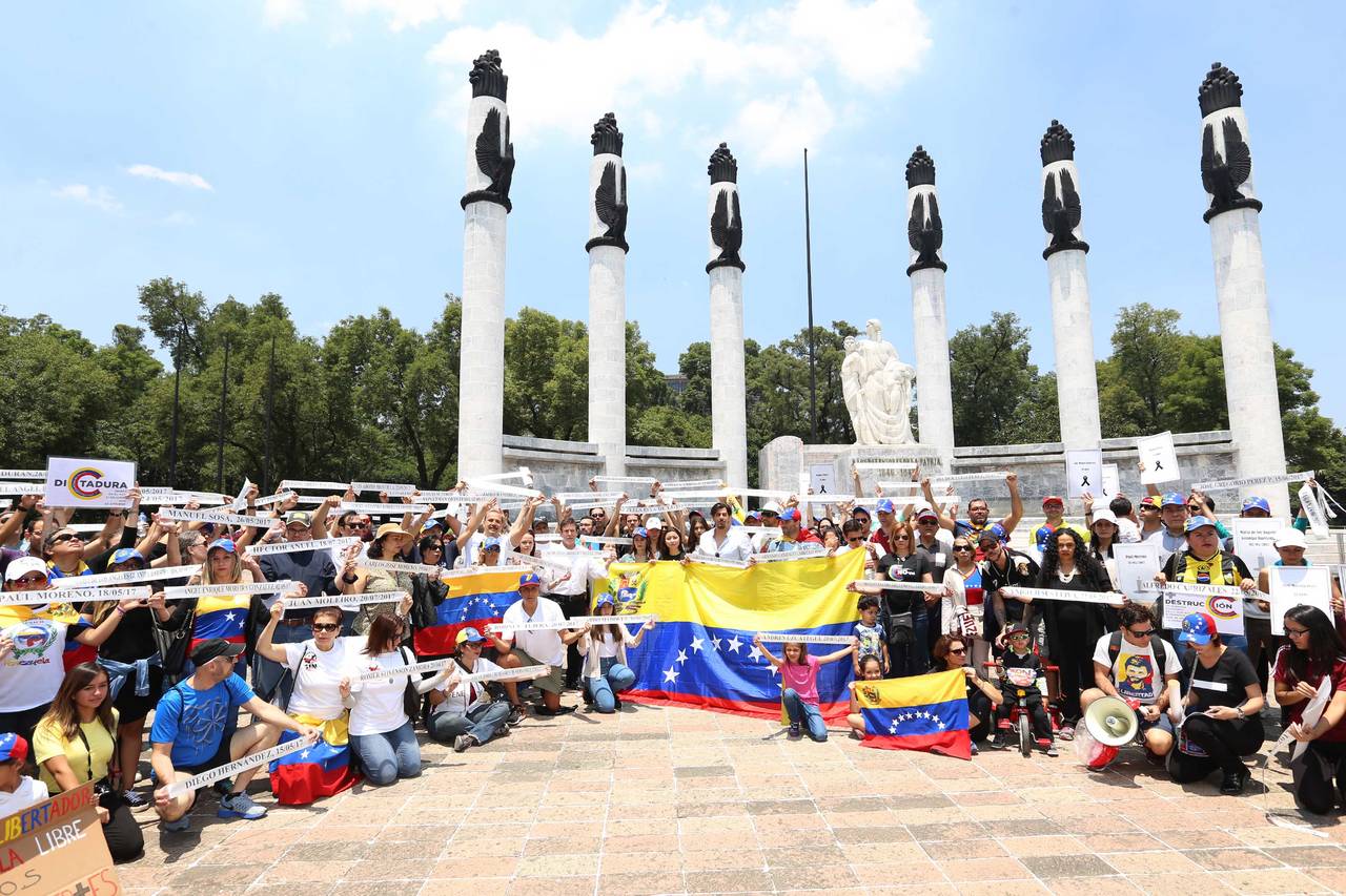 Protesta. Un grupo de venezolanos radicados en México, se manifiesta en contra de Maduro en el Monumento a los Niños Héroes.