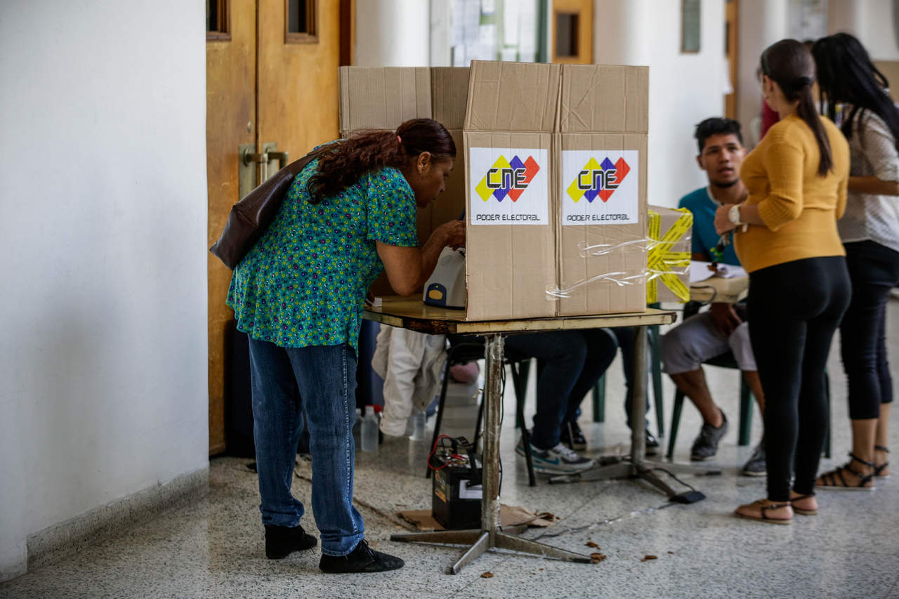 Según indicó la víspera, la presidenta del Consejo Nacional Electoral (CNE) Tibisay Lucena, ocho millones 89 mil 320 personas votaron en la elección de los miembros de la Constituyente, 41.53 por ciento del padrón de 19.5 millones de ciudadanos. (ARCHIVO)