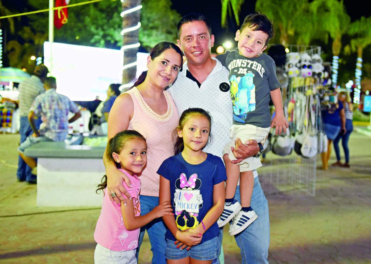 Leticia Márquez y Dióstenes Valadez con sus hijos, Ivanna, Ana
Julia y Caleb.