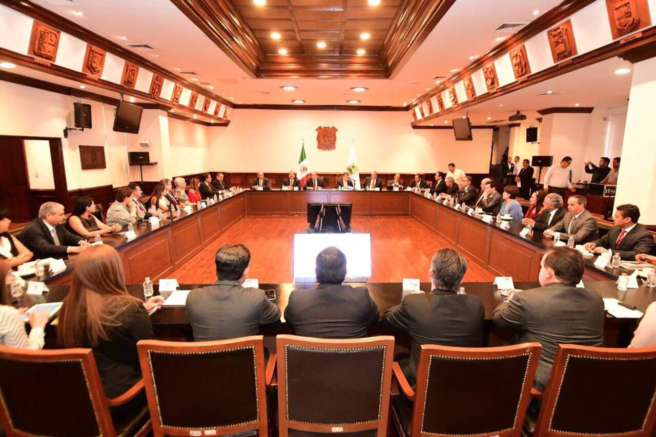 La reunión se realizó de forma privada en el Palacio de Gobierno. Al concluir Moreira y Riquelme dieron un mensaje público en el salón Gobernadores. (ESPECIAL)
