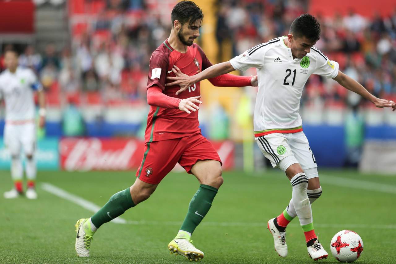 Luis Reyes (d) tuvo participación en la Copa Confederaciones y en la Copa Oro. (Archivo)