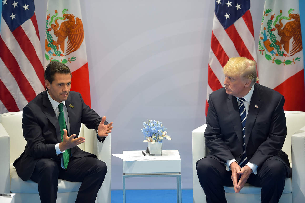 Este lunes el mandatario Donald Trump afirmó que el presidente Enrique Peña Nieto llamó por teléfono para felicitarlo por su política migratoria. (ARCHIVO)