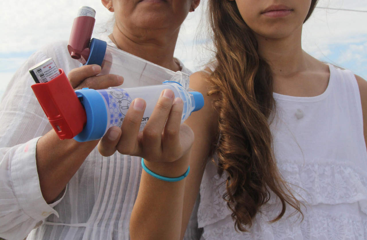 Las crisis de pacientes con asma bronquial suelen incrementarse ante la exposición a alérgenos como pólenes de árboles, pastos y malezas, aunados a la contaminación atmosférica. (ARCHIVO)