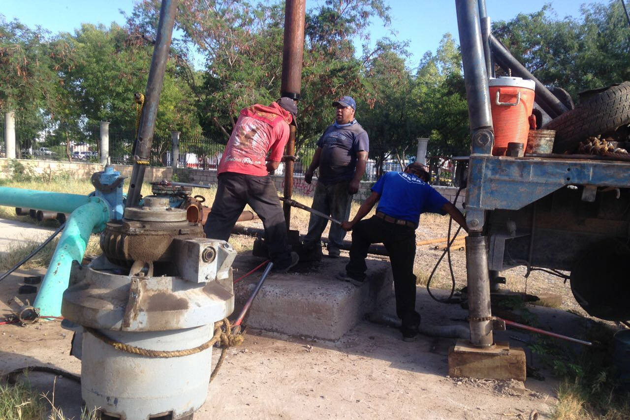 Quejas. Empleados de Bombas Aguanaval realizan las reparaciones a las paredes del pozo donde se encuentra la Bomba 45R. (EL SIGLO DE TORREÓN)