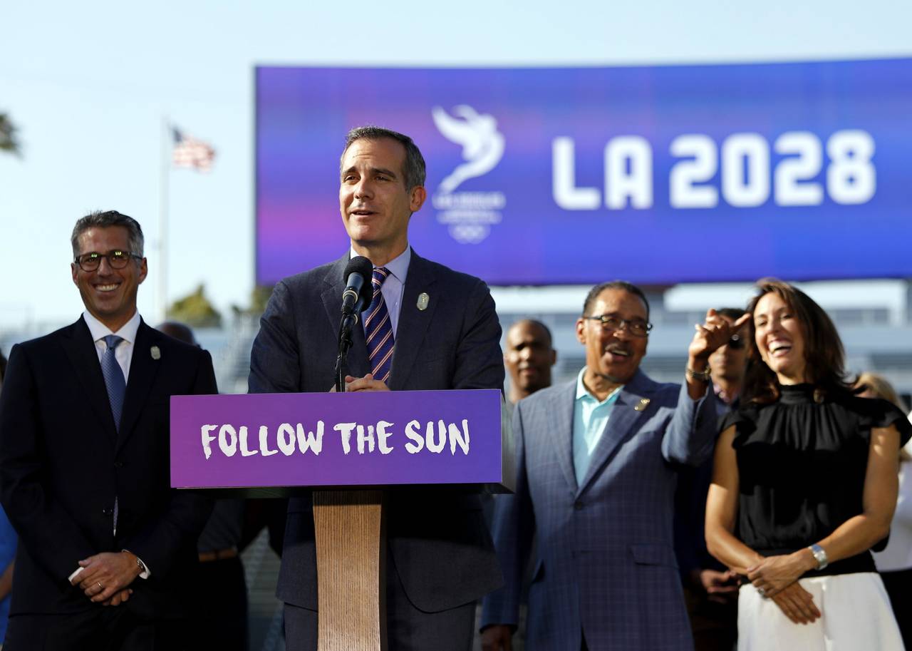 El alcalde de Los Ángeles, Eric Garcetti (2-i), anuncia junto al director de la candidatura olímpica de Los Ángeles, Casey Wasserman (i), que la ciudad será sede de los Juegos Olímpicos de 2028. (EFE)