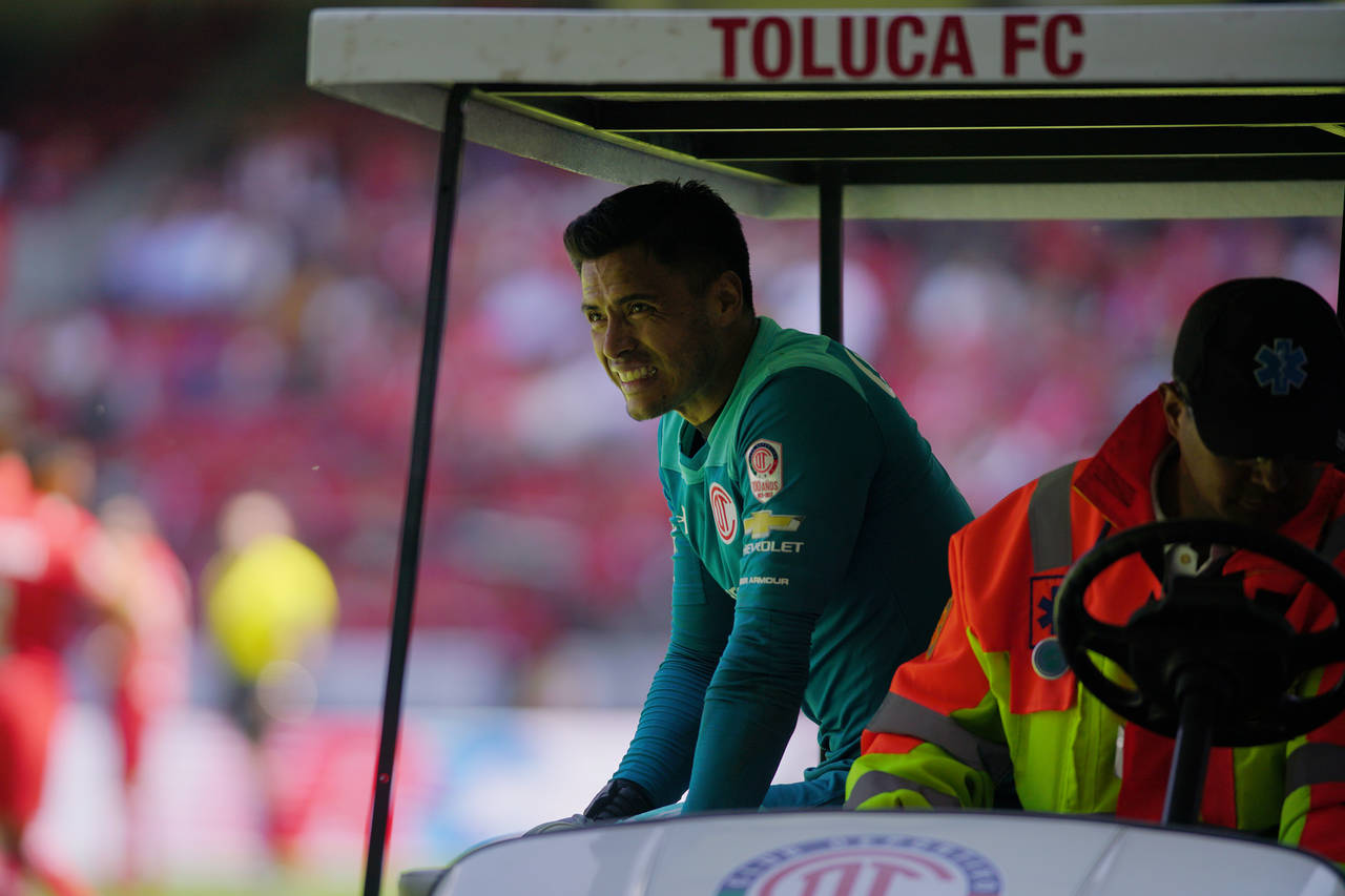 El cancerbero de los Diablos y de la Selección Nacional se lesionó la rodilla izquierda al salir a cortar un ataque del León. Talavera perderá el resto del torneo