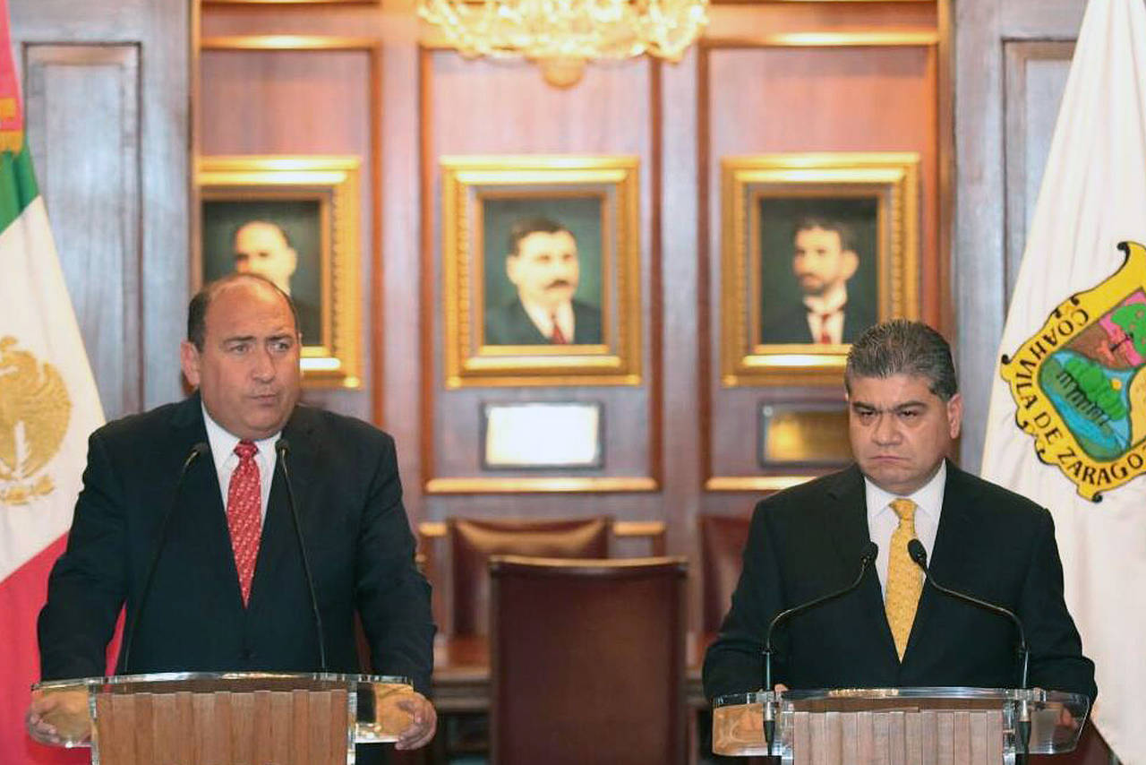 Transición. El gobernador Rubén Moreira (izq.) y el gobernador electo Miguel Riquelme, ayer en Palacio de Gobierno.