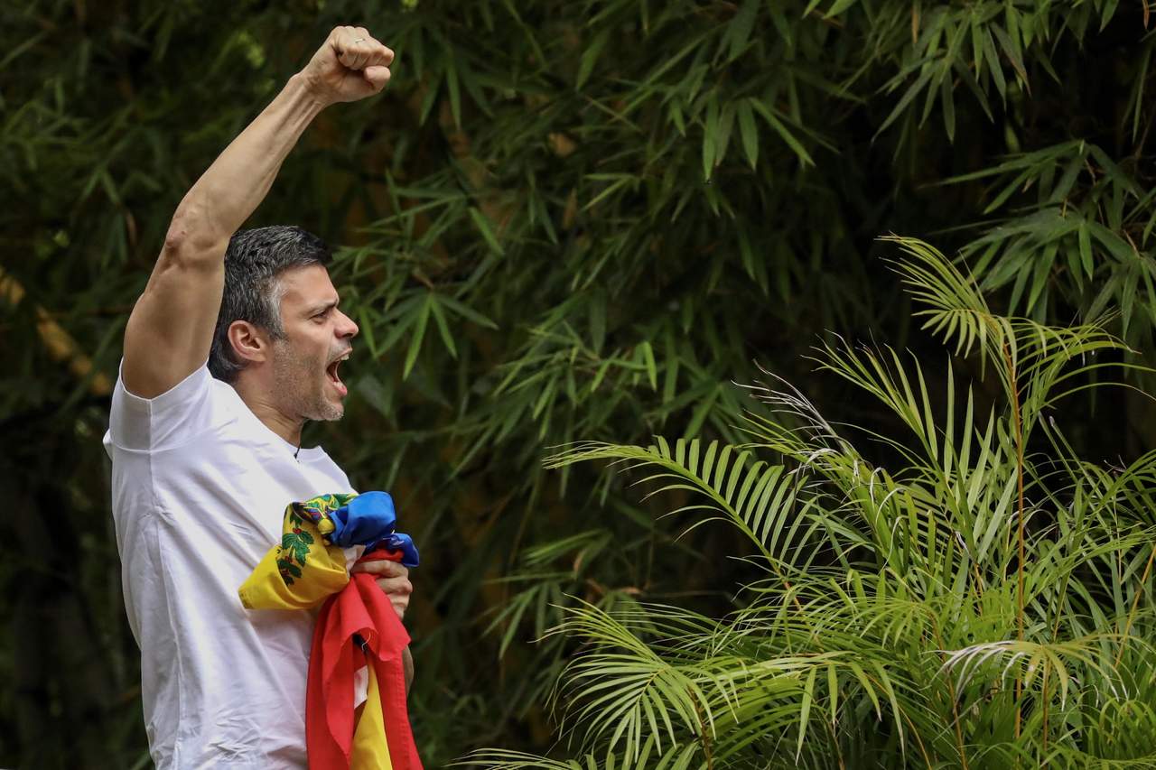 'Vale la pena luchar por Venezuela, no decaigamos en nuestra lucha, no nos rindamos nunca, no nos cansemos de querer una mejor Venezuela', dijo López. (ARCHIVO)