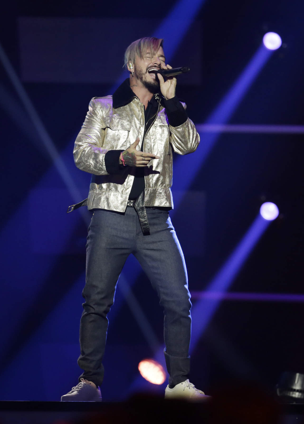 Señaló que recientemente J Balvin fue nuevamente el ganador de los Heat Latin Music Awards, recibiendo premios por Video del Año, Artista Masculino del Año y Artista Urbano del Año. (ARCHIVO)
