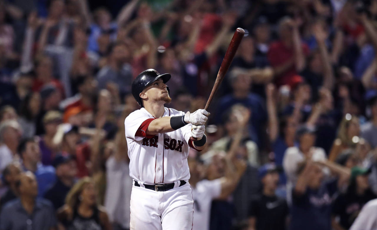 Christian Vázquez remolcó tres carreras para guiar a los Red Sox a una victorias sobre Cleveland. (AP)