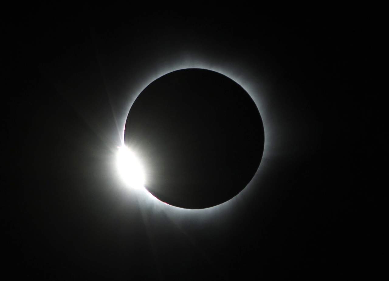 Este eclipse es un fenómeno único ya que la Luna se alineará exactamente con la superficie del Sol, lo que permitirá observaciones de toda la corona, incluidas las regiones muy bajas que son raramente detectables. (ARCHIVO)