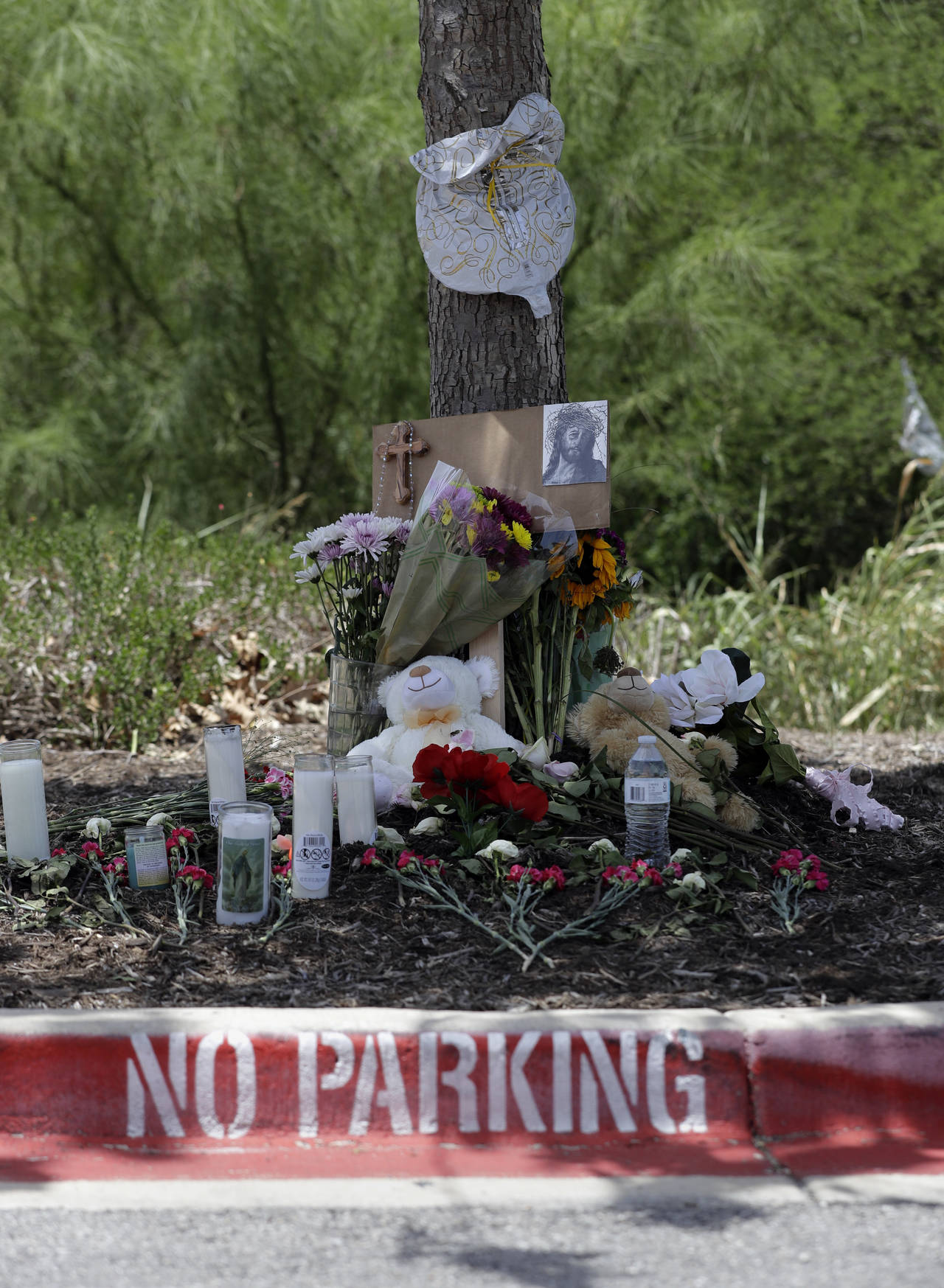 Recuerdan. Varios residentes de San Antonio han llevado velas, ositos de peluche y agua, para recordar a las fallecidos en el tráiler. (AP)