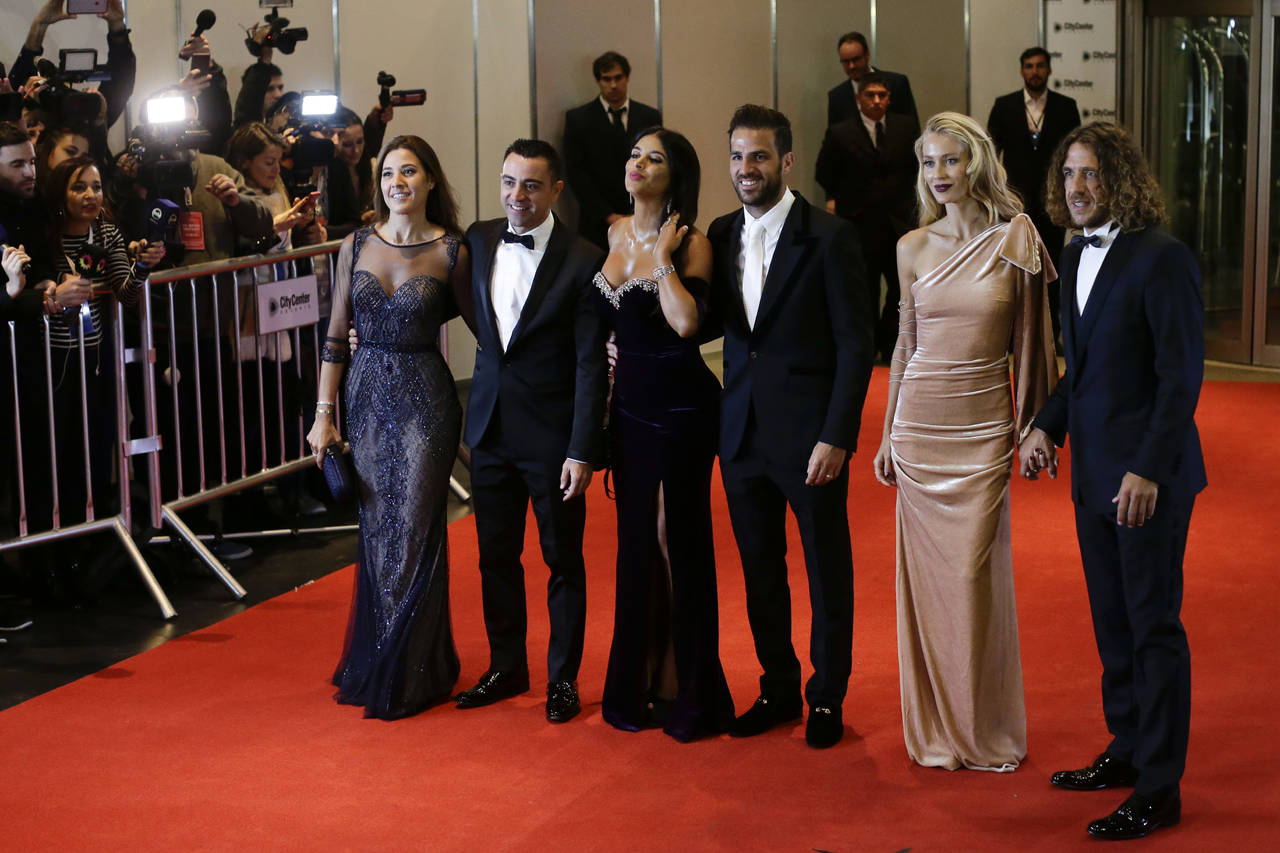 De derecha a izquierda, Carles Puyol, Vanessa Lorenzo, Cesc Fábregas, Daniella Semaan, Xavier Hernández y Nuria Cunillera durante la boda de Lionel Messi, en junio pasado. (AP)