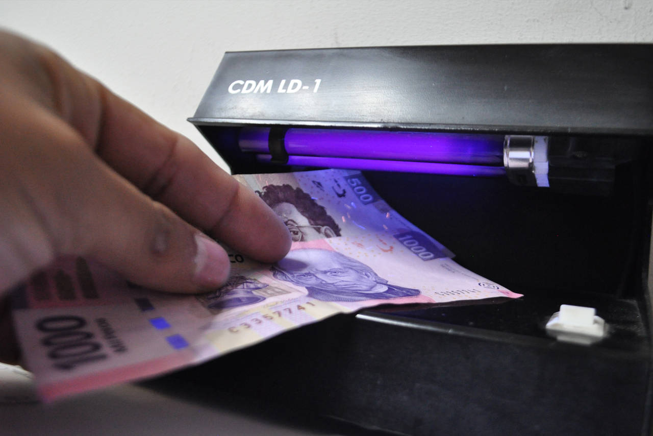 Detección. Los comercios y los bancos han adquirido máquinas para detectar los billetes falsos. (ARCHIVO)