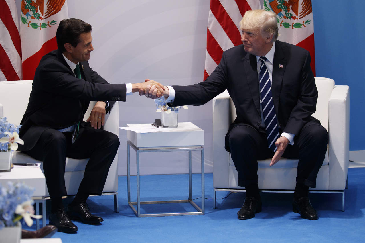 El muro y su financiamiento, el incremento de las tasas de importaciones mexicanas, así como la popularidad del presidente Enrique Peña Nieto, fueron algunos de los temas abordados por éste y su homólogo estadounidense, Donald Trump. (ARCHIVO)