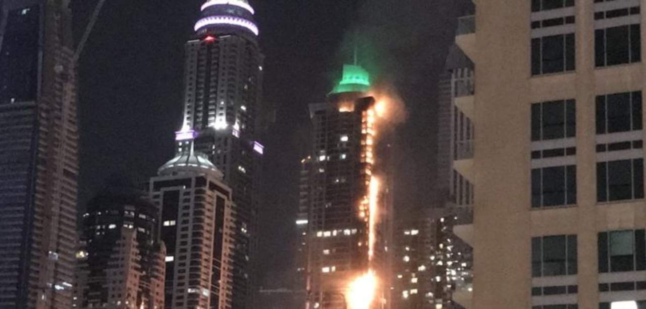 Los bomberos están en el lugar y no se han reportado heridos, dijo la policía de Dubái. (TWITTER)

