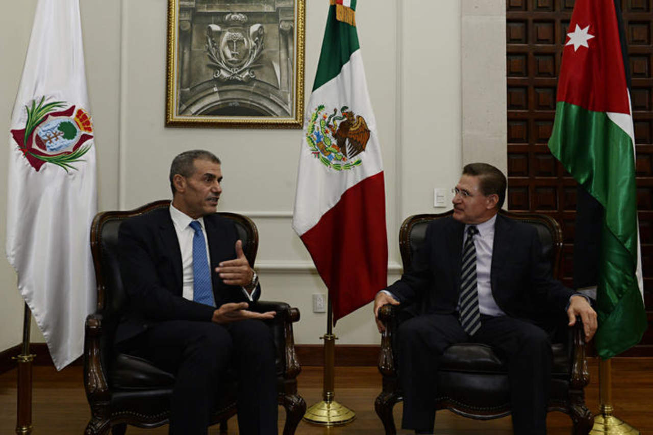 En la imagen se ve el gobernador, Rosas Aispuro y e  Ibrahim Obeidat, el embajador de Jordania. (EL SIGLO DE TORREÓN)
