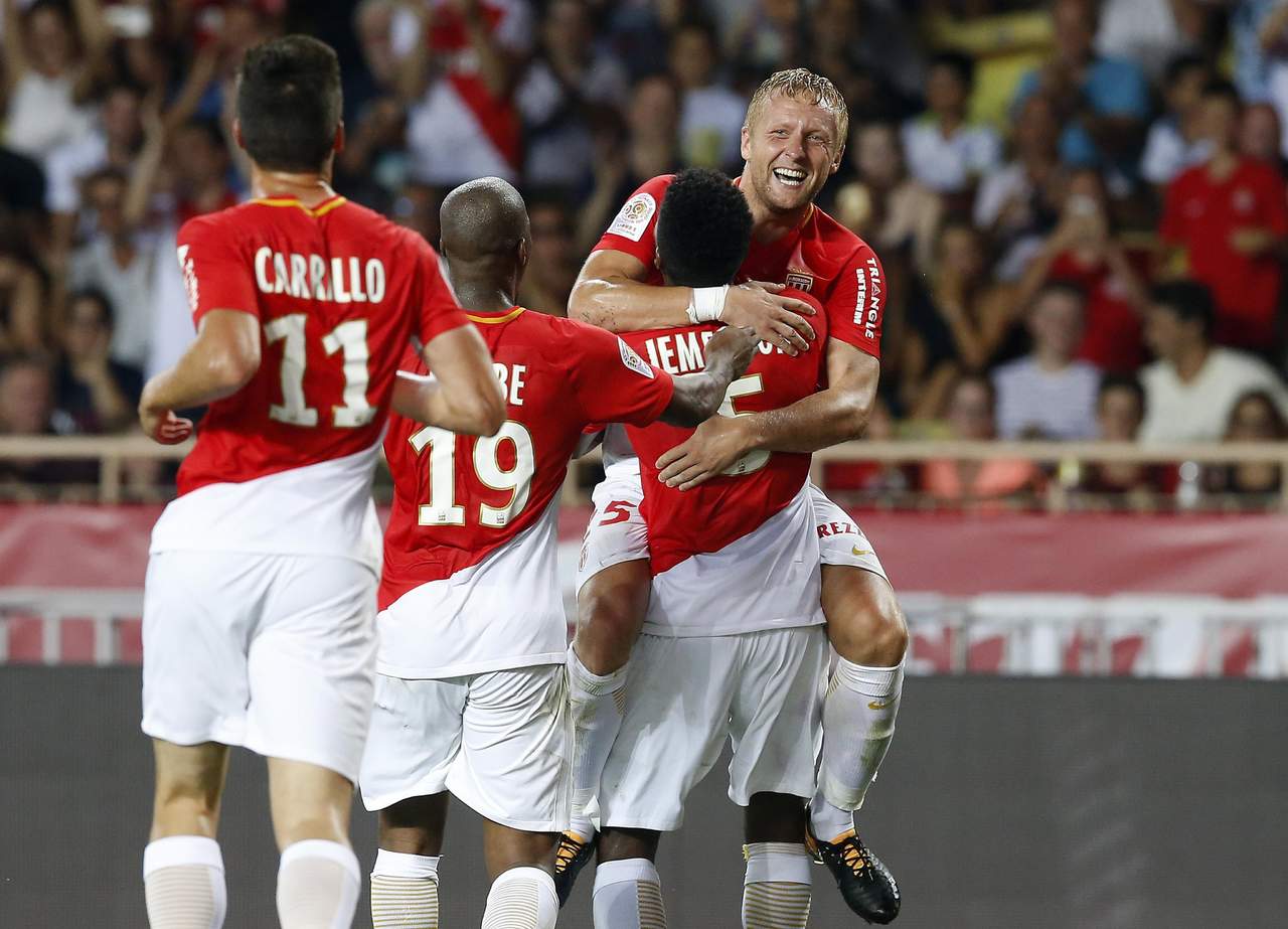 Los jugadores del Monaco celebran con Kamil Glik la anotación del gol de la victoria. (EFE)