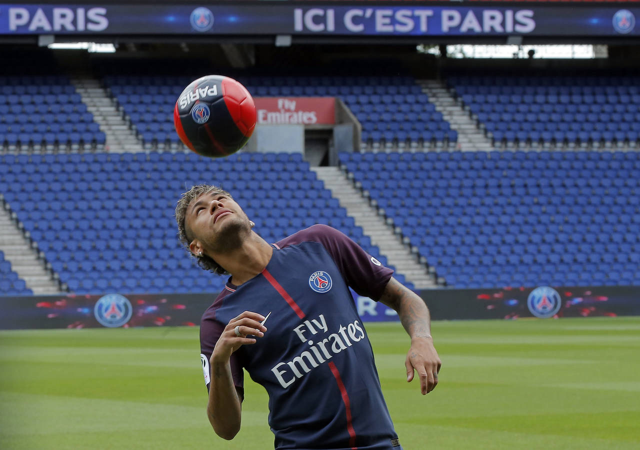 El jugador brasileño Neymar jr. fue presentado ayer en la cancha del París Saint Germain, de la liga de Francia . (Fotografías de AP)