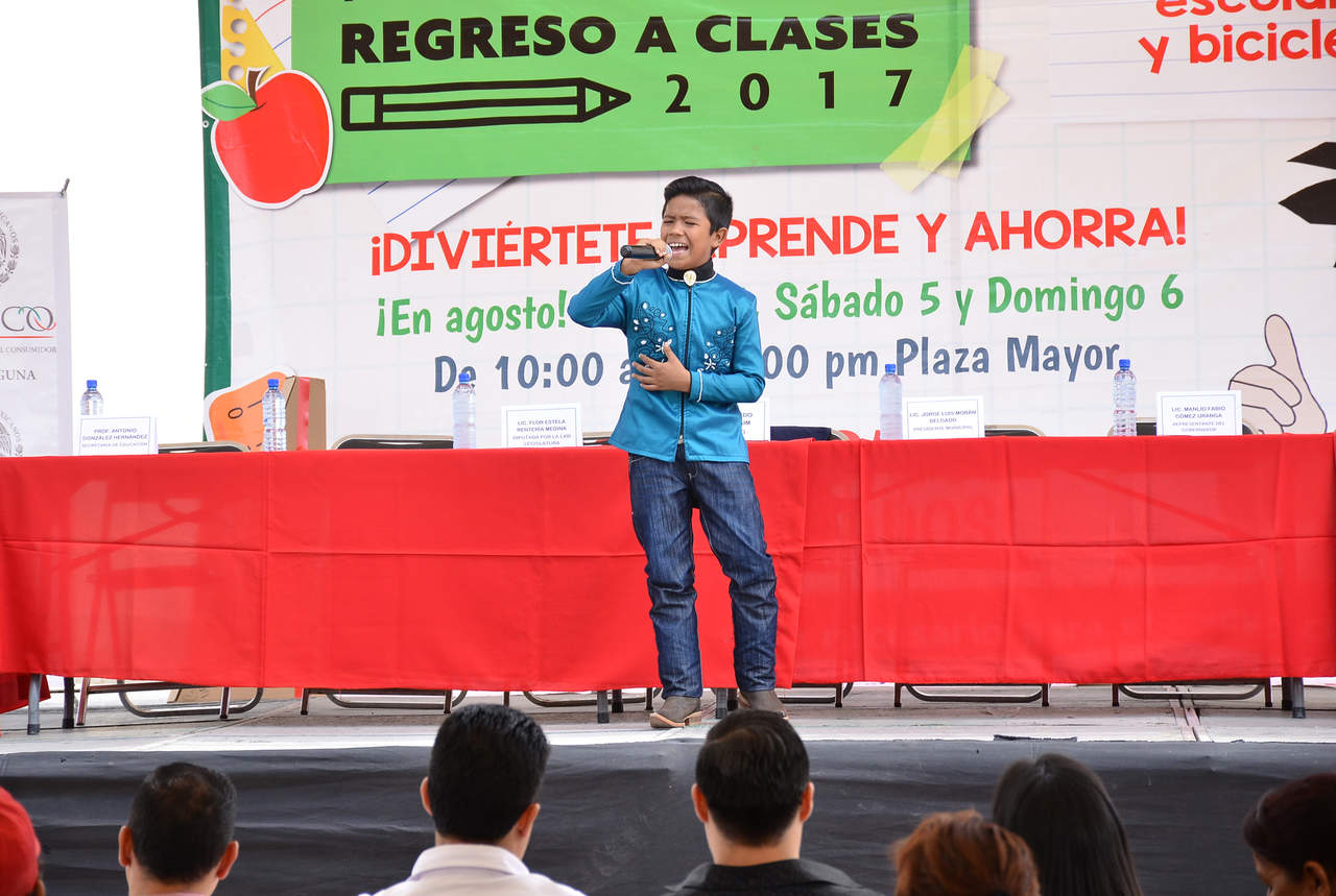 Pequeño de La Voz Kids canta en la Plaza Mayor