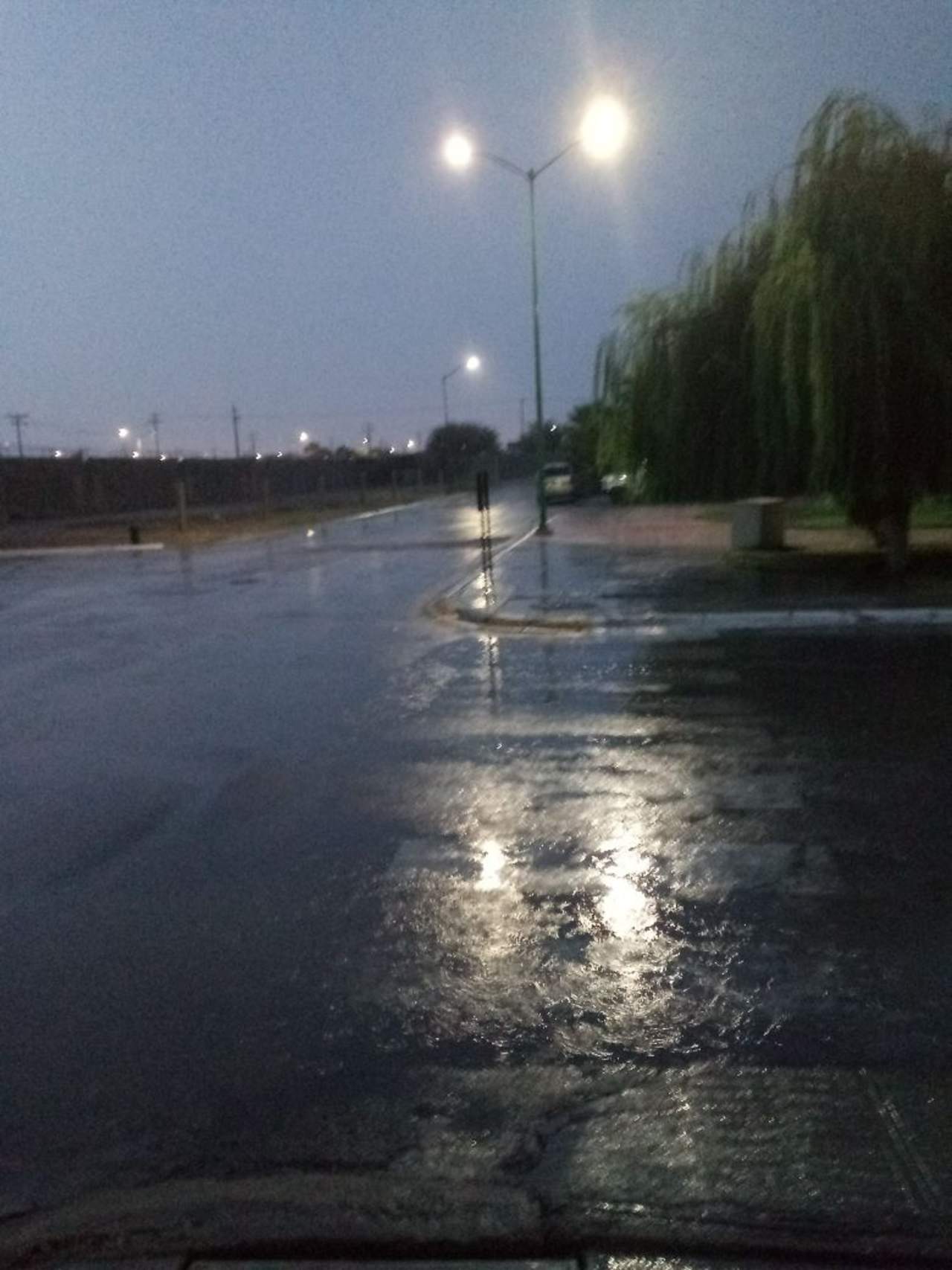La lluvia sorprendió anoche a La Laguna. (EL SIGLO DE TORREÓN)