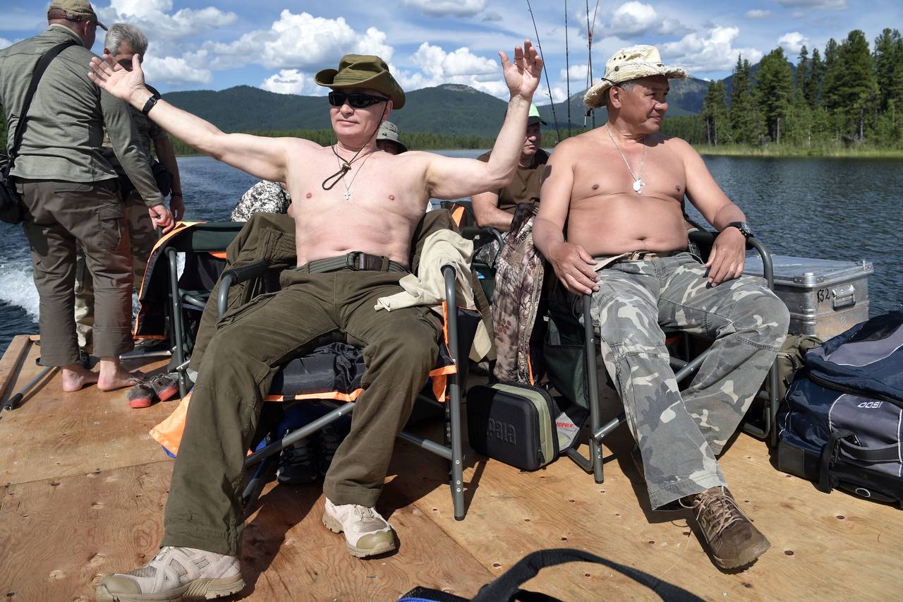 Nueva proeza. Vladimir Putin (Izq.) se fue de pesca de pez aguja en las montañas del sur de Siberia.