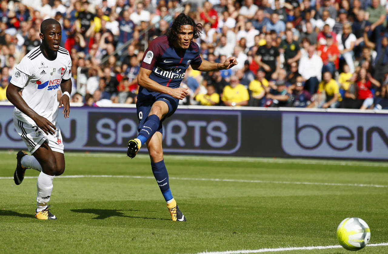Edinson Cavani anotó un gol en la victoria del PSG 2-1 sobre Amiens. (AP)