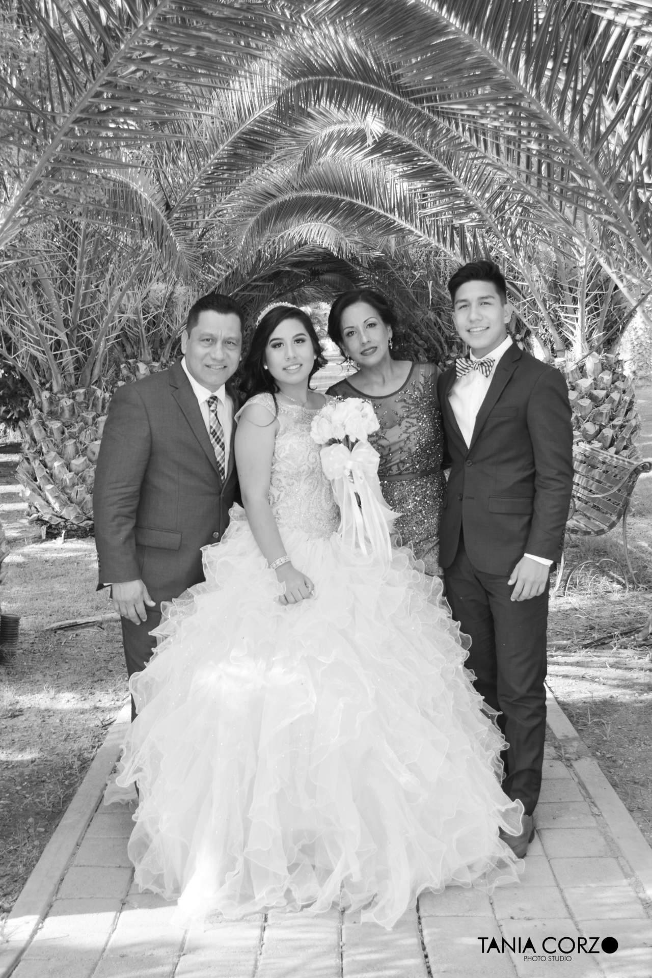 Teresa en compañía de sus papás, Alfredo y María, y su hermano, Alfredo. - Tania Corzo Fotografía