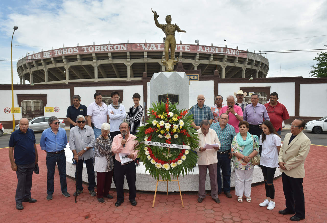 Familiares y amigos de Valente Arellano, así como taurinos de La Laguna, acudieron a honrar la memoria del increíble torero. (Jesús Galindo)