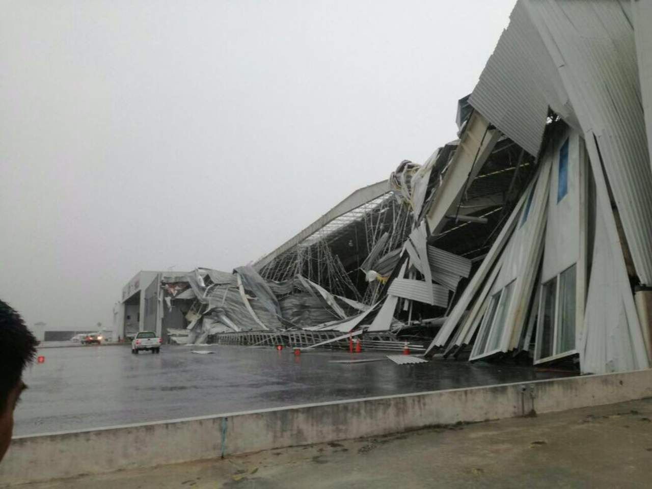 La dependencia dio a conocer que sólo un hangar presentó daños mayores debido a las ráfagas de viento que arrancaron parte del techo de las mencionadas instalaciones, que prestan servicios privados de aviación. (TWITTER)
