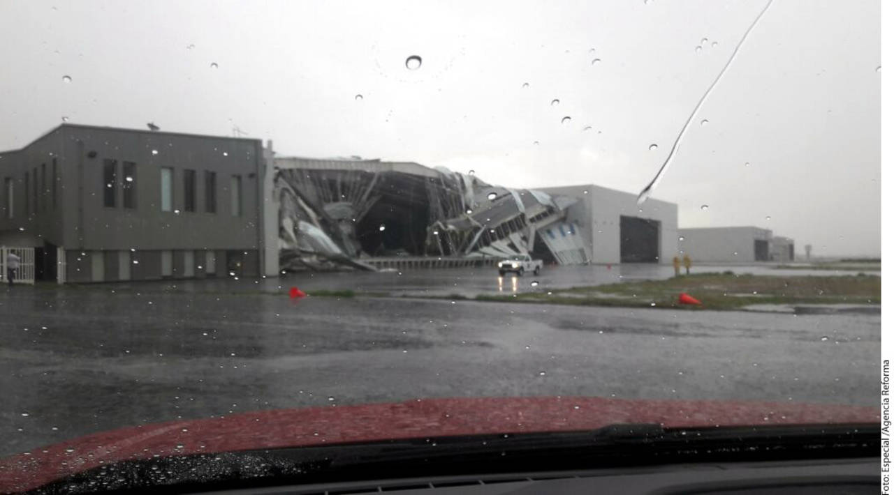 Derrumbe. Los vientos que azotaron el área metropolitana destrozaron al menos un hangar del Aeropuerto del Norte. (AGENCIA REFORMA)