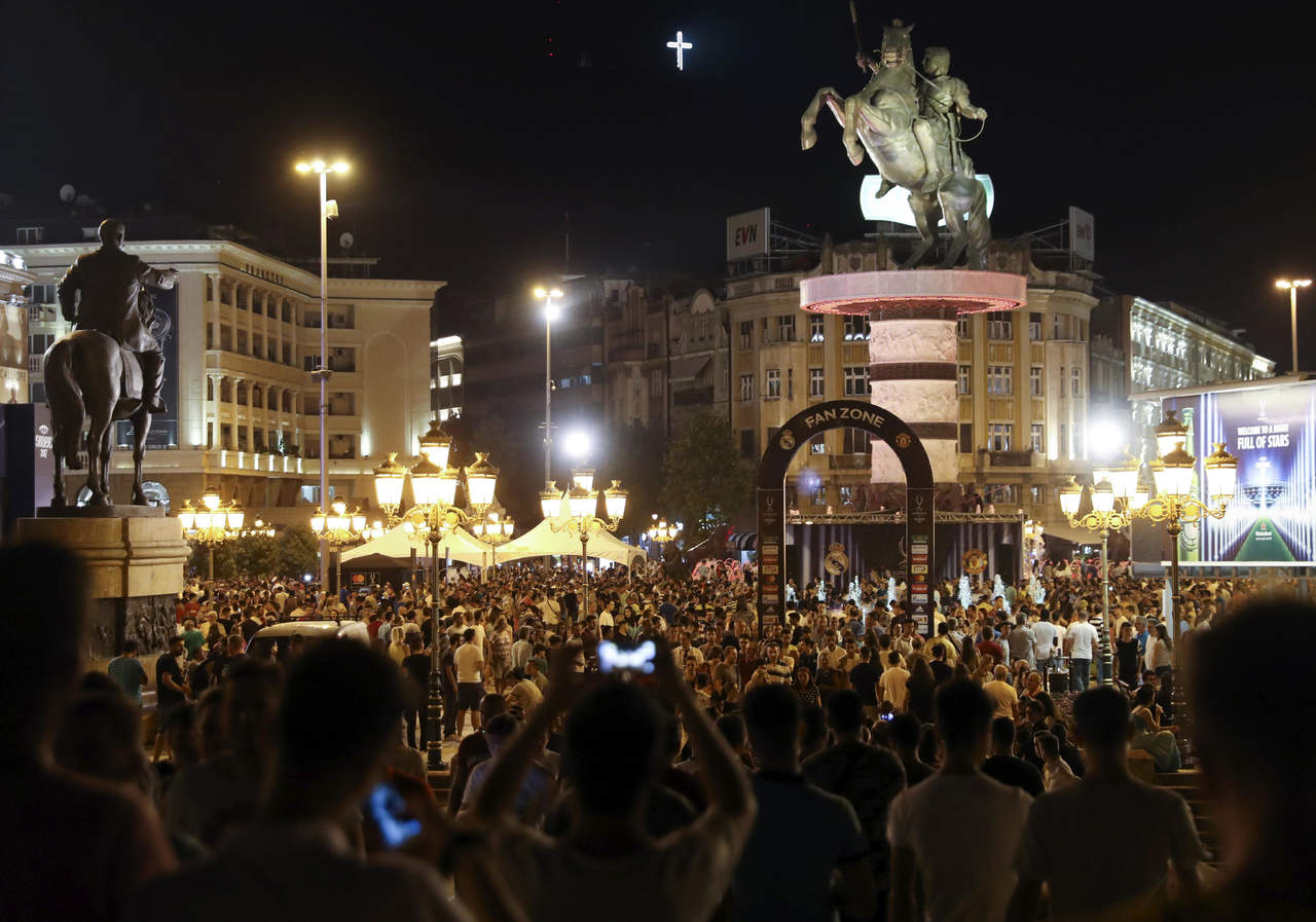 Ambiente en la ciudad macedonia de Skopje, donde hoy se disputará la final de la Supercopa de Europa. (EFE)