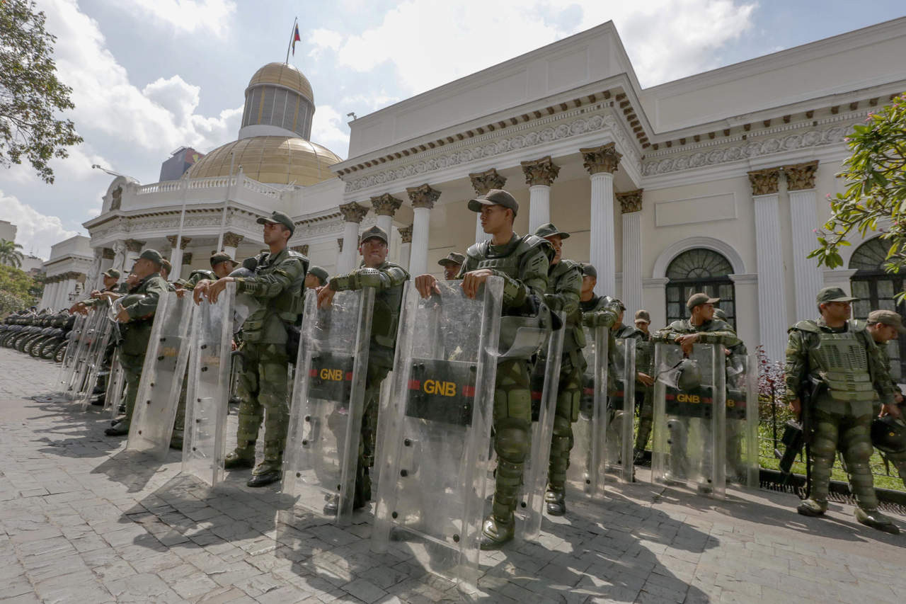 Impidieron la entrada de los diputados opositores a la Cámara, luego de que los oficialistas constituyentes entraran por la fuerza para tomar el control de la sede. (ARCHIVO)