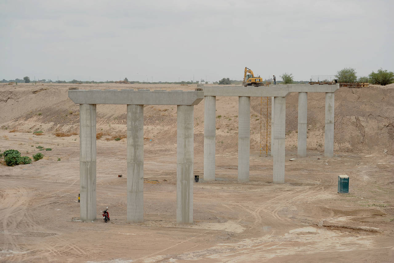 Camino. El paso provisional que se pavimentó junto al puente El Tajito tendrá que romperse. (EL SIGLO DE TORREÓN)