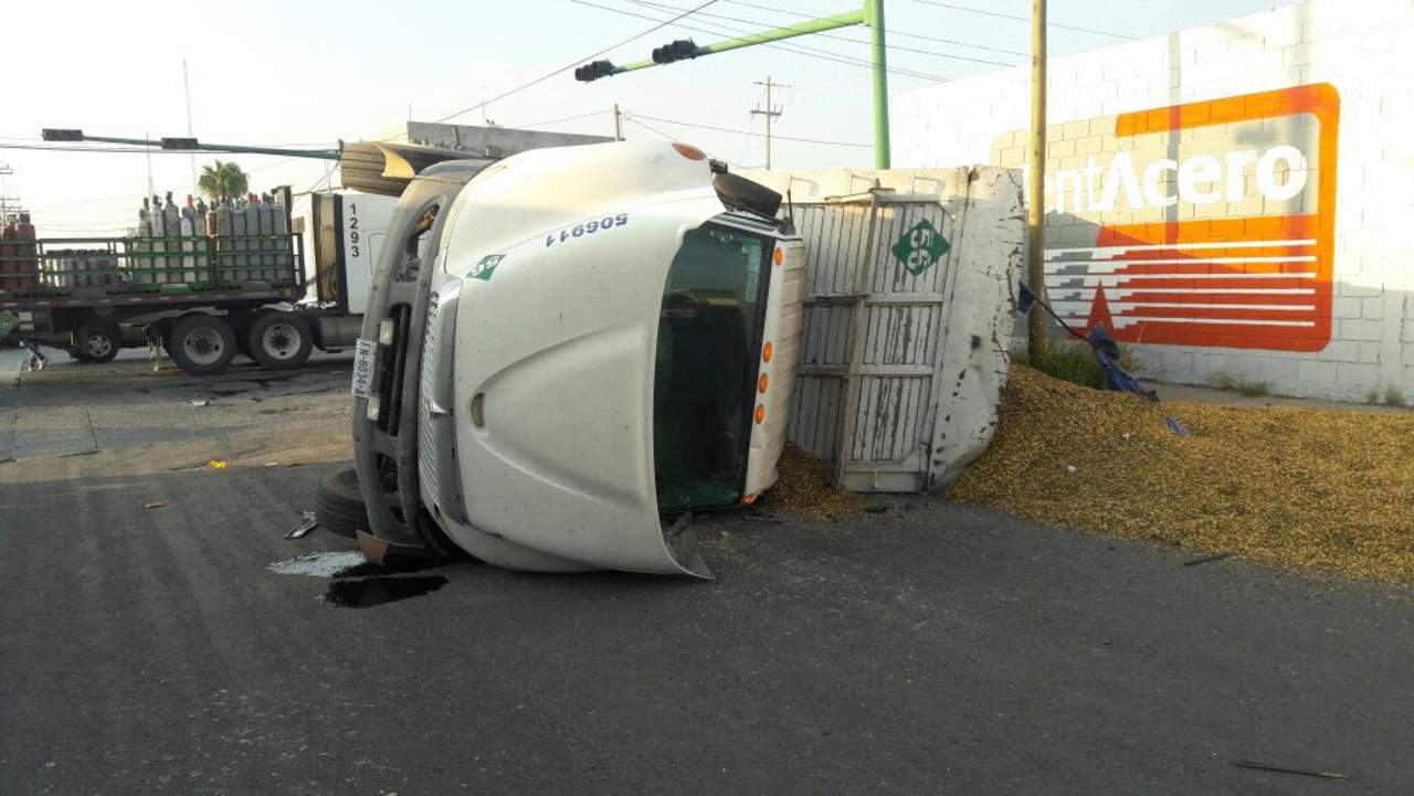 El camión de carga terminó volcado en el cruce de las calles Valle del Guadiana y Acatita de Baján. (CORTESÍA)
