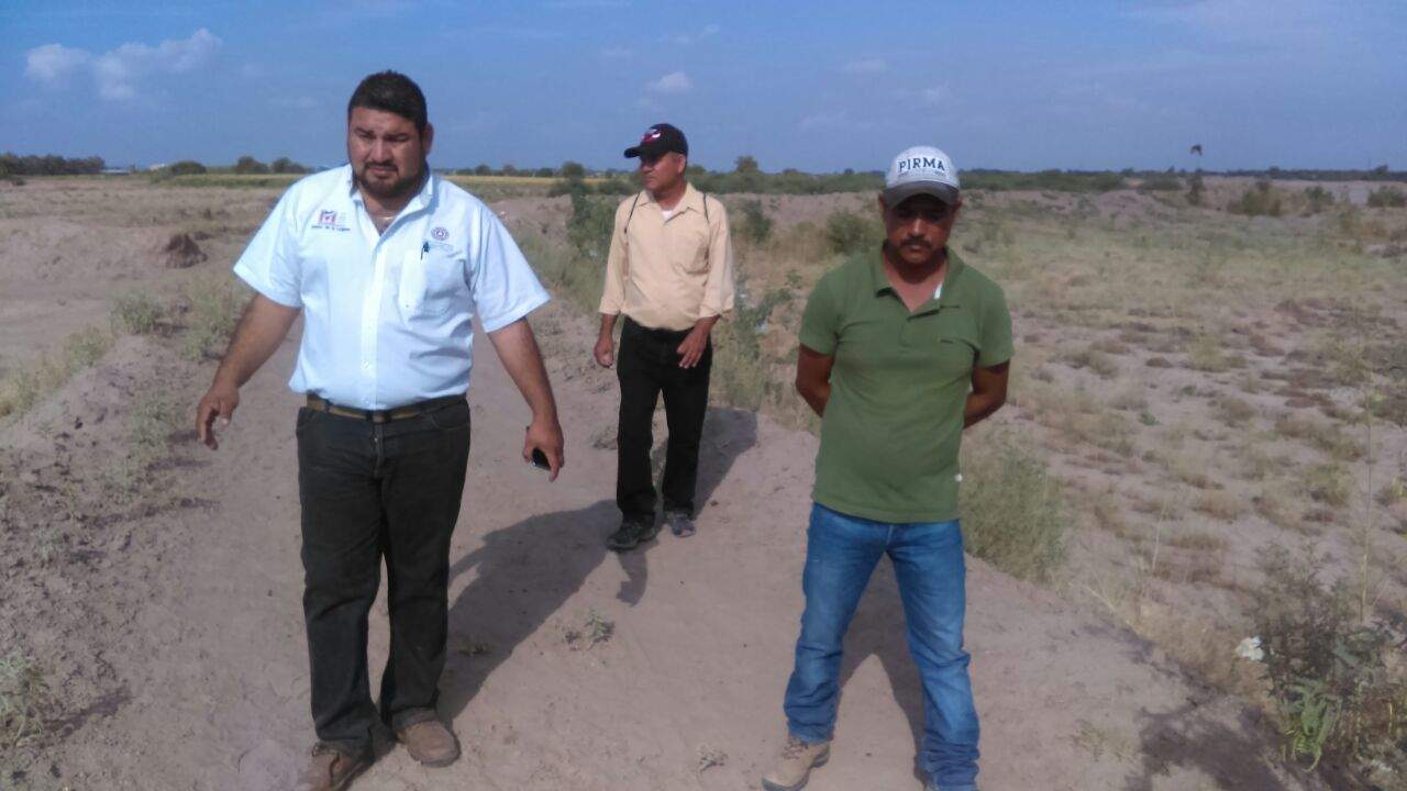  El director de Protección Civil, Eduardo Hernández, acompañado del comisariado ejidal de Hormiguero, Baldomero Macías, iniciaron los recorridos en este lugar. (EL SIGLO DE TORREÓN)